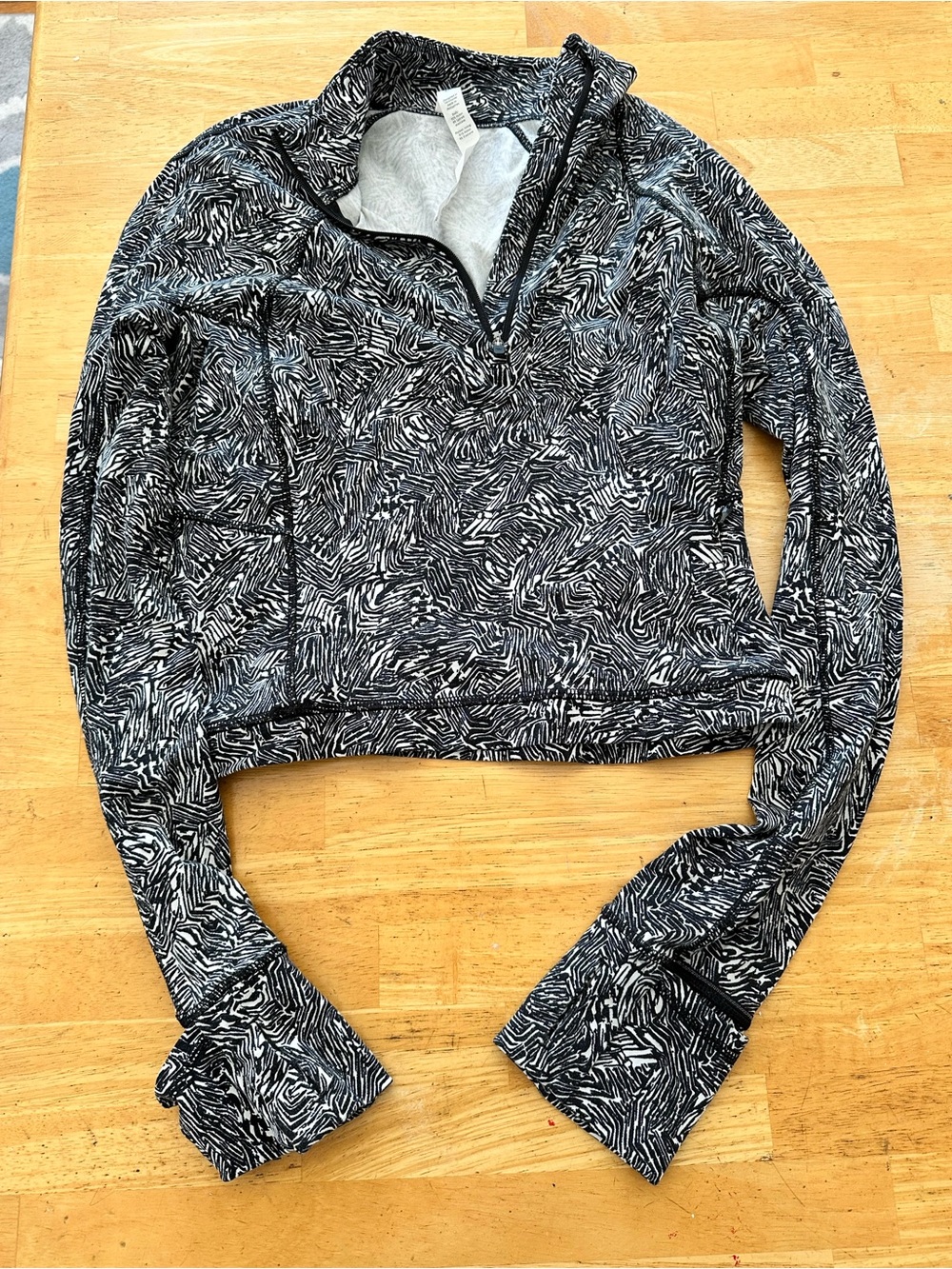Lululemon crop pullover size 6